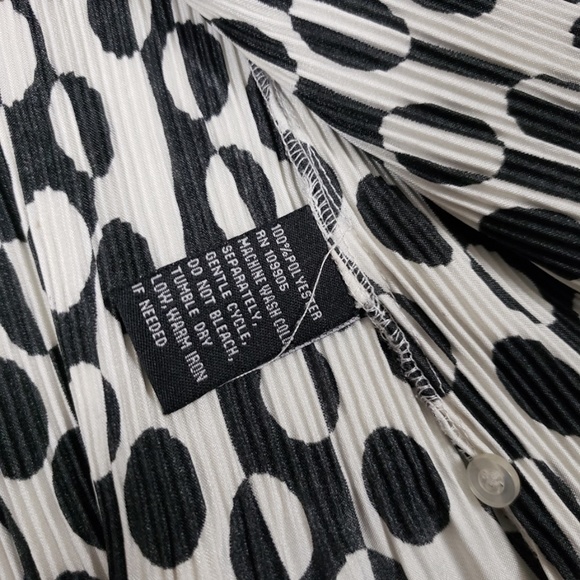 Vintage pleated blouse black white abstract ruffles 3/4 sleeve button down - Picture 6 of 8